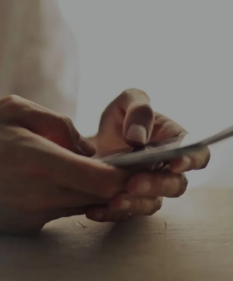 Händer som håller i en mobiltelefon